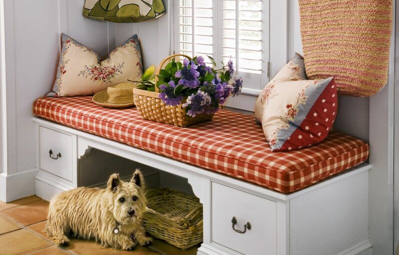 Mudroom Bench with Pet Vacancy