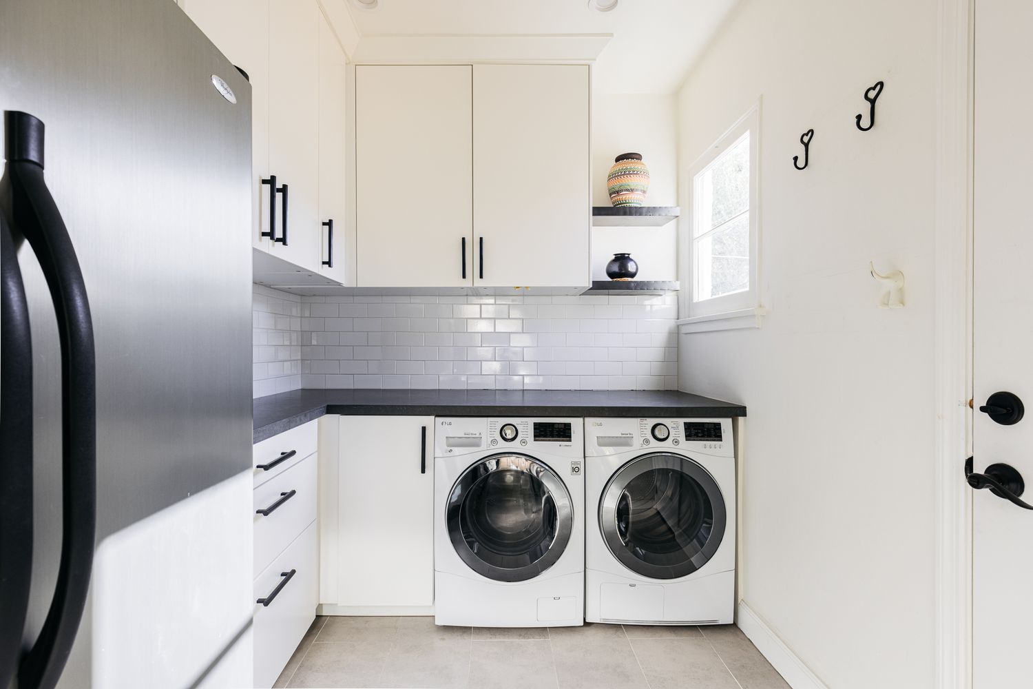 Laundry Wallpaper Ideas to Freshen Up Your Space
